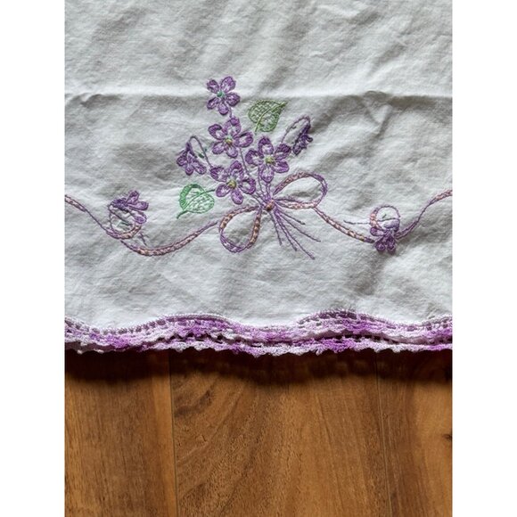 Pair Of Vintage White Pillowcases With Purple Embroidered Floral Design - Picture 3 of 6